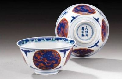 Paire de bols en porcelaine. Chine, dynastie Ming, marque et époque Wanli (1573-1620), le décor plus tardif. 