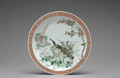 Plat à décor de cinq oiseaux parmi les rochers et les fleurs, règne de Kangxi (1662-1722)