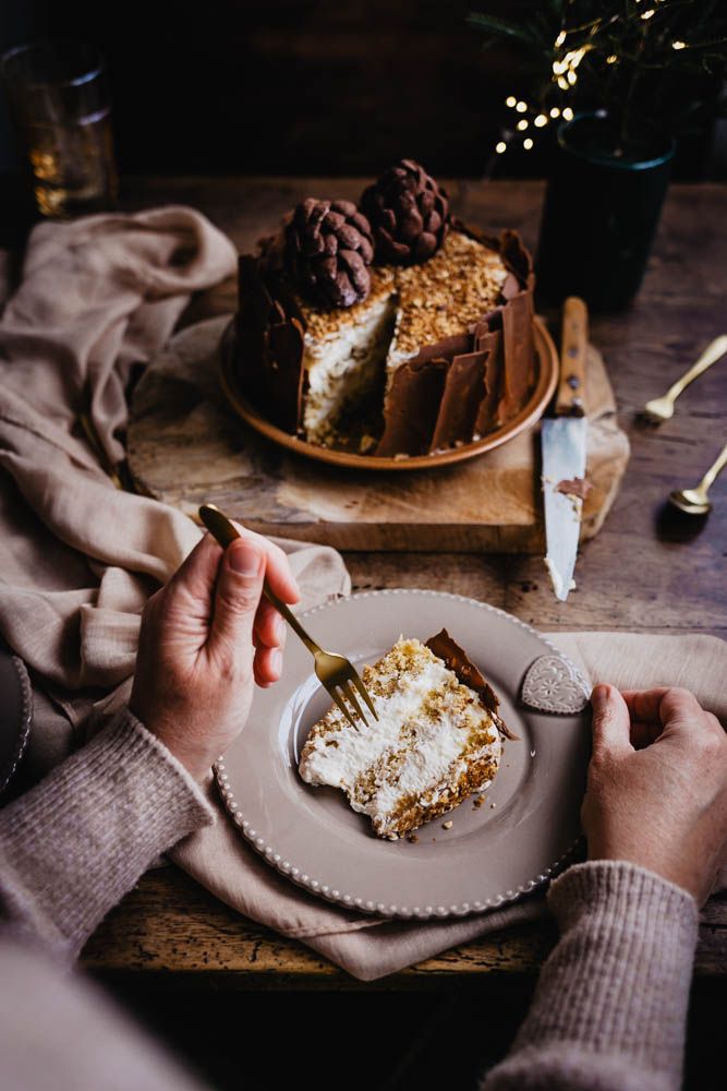 gateau de Noel, christmas cake, genoise noisettes, chantilly vanille, repas de noel, dessert de noel, léger, facile, feuille en chocolat, pommes de pin brownies au chocolat