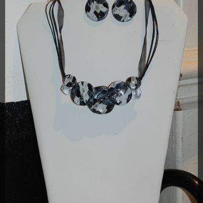 parure colliet et boucles d oreille noir et blanc en fimo