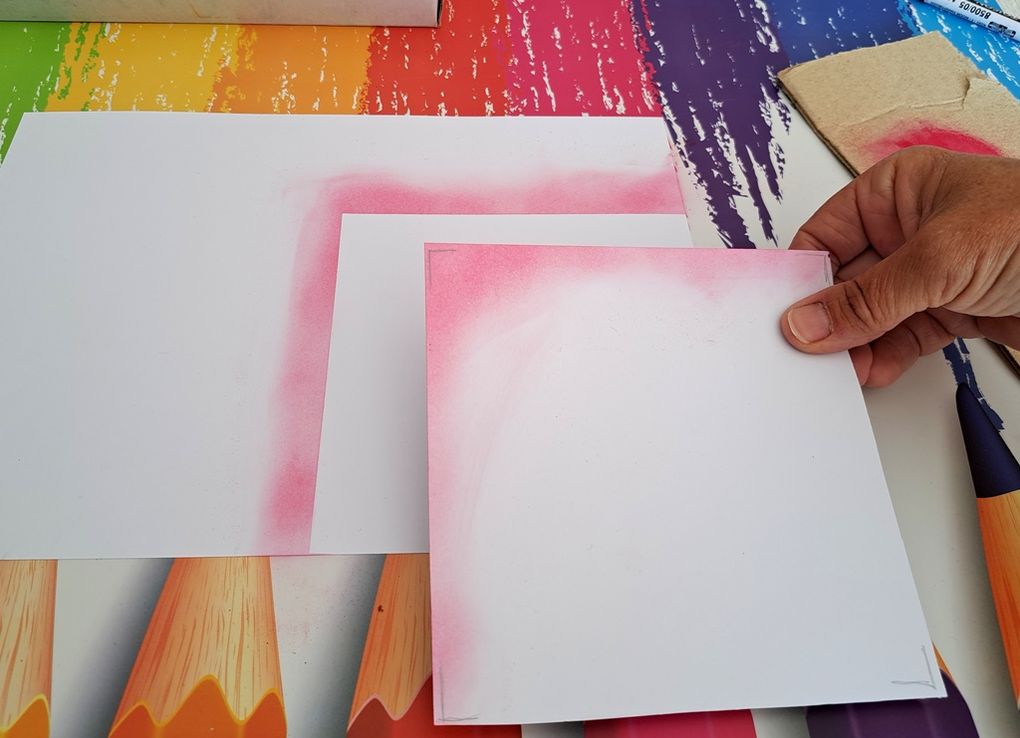 Le cache (ici carré) est glissé (translation) à chaque changement de couleur de pastel.