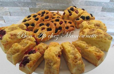 Petits gâteaux mascarponés aux framboises jaunes et rouges du jardin et aux mûres sauvages