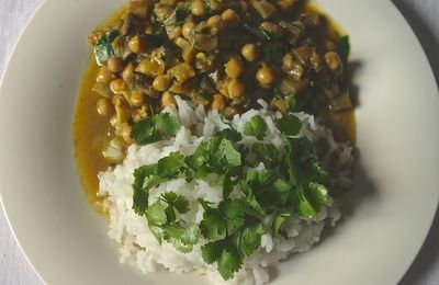 Curry aux aubergines et aux pois chiches à la coriandre