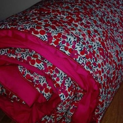 Plaid JULIE en Liberty Whiltshire rouge et fushia, dos coton fushia et passepoil rouge