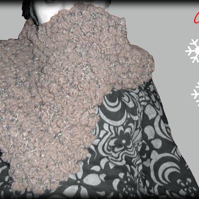 Col echarpe en laine bouclée