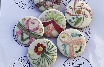 Broches brodées