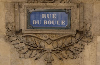 Lion surmontant une plaque de rue 2 rue du Roule