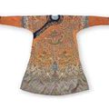 Robe formelle de cour en soie orange brodée, jifu, Chine, Dynastie Qing, milieu du XIXème siècle