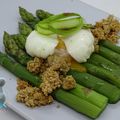 Asperges vertes, oeuf mollet, crumble au Roquefort