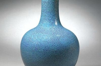 A 'robin's egg'-glazed vase (Tianqiuping), Qing Dynasty, Qianlong-Jiaqing period 