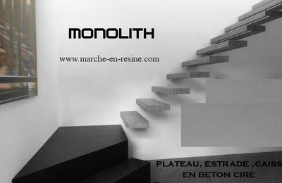 escalier suspendu : caisson, podium, estrade, en béton ciré