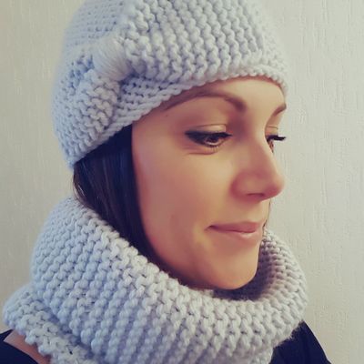 Le bonnet Mistinguette et son snood
