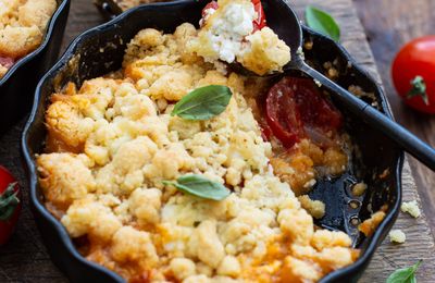 Crumble salé aux tomates cerises, chèvre frais & basilic