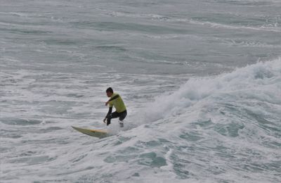 Surfeurs de Crozon dans les vagues de Lostmarc'h le 27 juin 2020 au matin