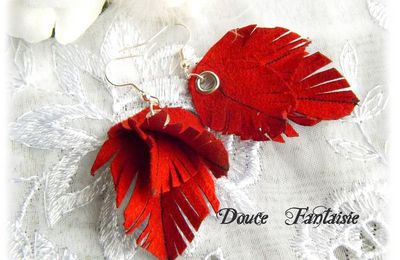 Boucles d'oreilles rouge plume en daim