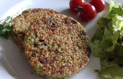 galettes brocoli-quinoa et jambon, sauce ail nouveau et herbes