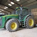 John Deere 8310 r dans sont hangar