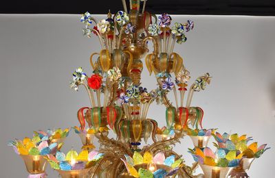 Lustre artisanal de Murano de type floréal, fait entièrement en verre de Venise soufflé
