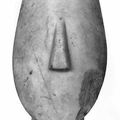 Tête d'une statue féminine du type des "idoles aux bras croisés". Vers 2700-2300 av J.-C. Ile de Kéros. Musée du Louvre