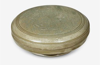 A Chinese 'Yue' celadon incised 'floral' box and cover, Five dynasties (907–960)