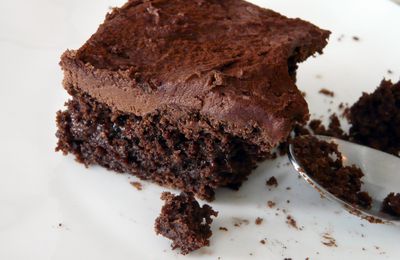 Gâteau végétalien au chocolat à la chantilly de chocolat