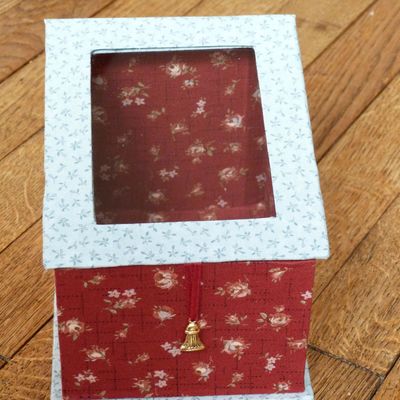 Boîte vitrée rouge et turquoise