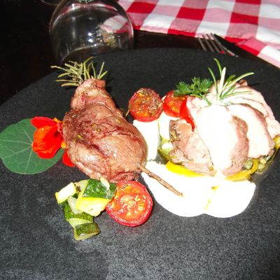 sot l'y laisse de Dinde au romarin cuit à basse température, sur un lit de légumes du soleil, et une crème de Genièvre