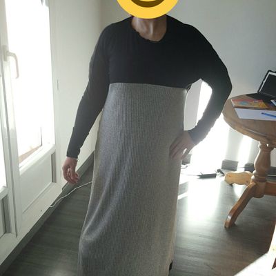 voici une robe confection en en jersey noir et en maille gris