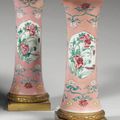 Époque Qianlong (1736-1795). Paire de vases cornets. 