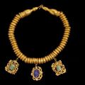Collier composé de perles biconiques en or orné de trois pendentifs, Art romain, IIIe s.