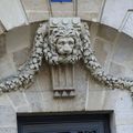 Lion en médaillon entouré d'une guirlande végétale 25 rue Charlemagne