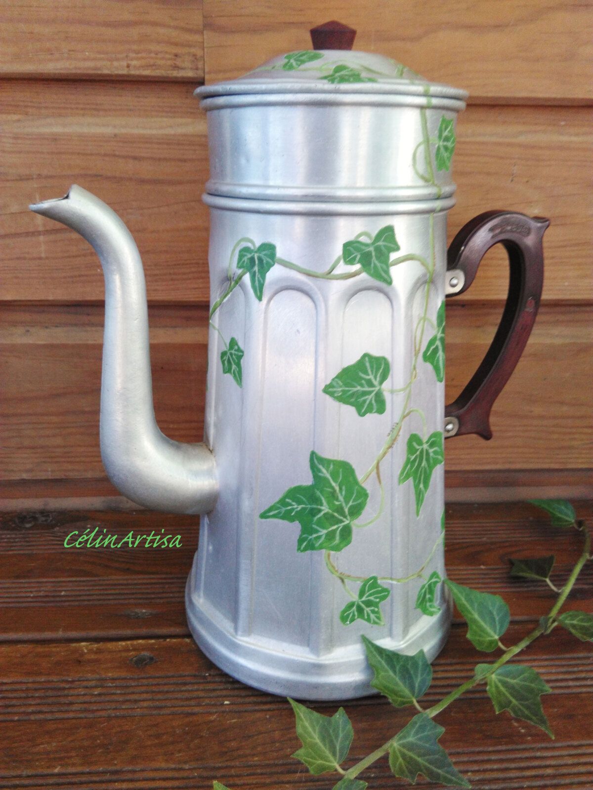 ancienne cafetière alu customisée - acrylique - feuilles de lierre