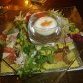 Salade de légumes et son oeuf mollet et brochette de fruits