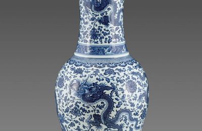 Jingdezhen kiln blue and white floral vase with dragon, Qing dynasty, Yongzheng reign (1723-1735)
