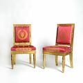 Paire de chaises à dossiers plats, en hêtre mouluré, sculpté et doré. Epoque Empire