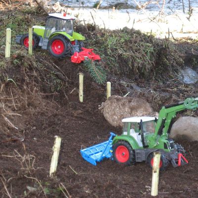 le fendt avec la herse rotative et le claas avec le giro