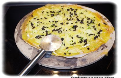 PIZZA AU CAMEMBERT, AUX POMMES DE TERRE ET A LA CHAPELURE D'OLIVE NOIRE