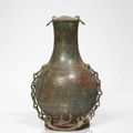 Vase de forme “dou” en bronze à patine verte, rouge et bleu, Chine, Royaumes Combattants (480 - 221 AV. JC.)