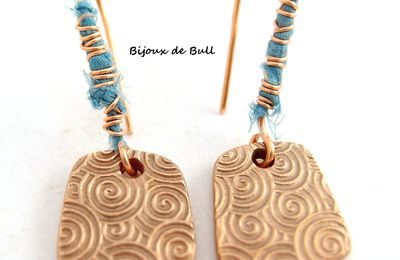 BO580 - Boucles spirales japonaises en bronze doré et ruban bleu 