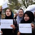 A Kaboul, elles manifestent pour un retour des filles au collège et au lycée 