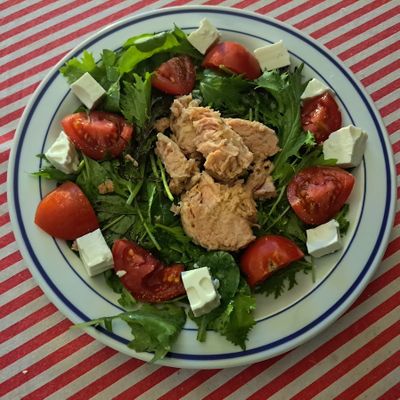 Salade de jeunes pousses et filet de chinchard à l’huile d’olive