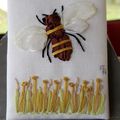 Artist Trading Card brodée: une seconde abeille