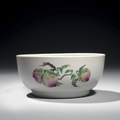Rare bol en porcelaine décorée en émaux polychromes de la famille rose "sanduo". Marque et période Qianlong