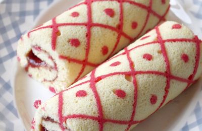 Gâteau roulé décoré, saveur fraise framboise