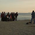 Un groupe enjoué sur la plage......