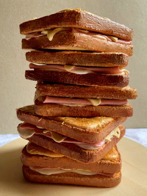Pile de croques monsieur, factices