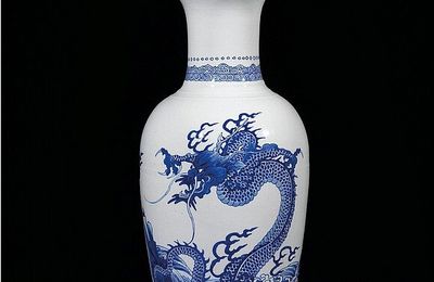 A rare blue and white dragon vase, Qing dynasty, Kangxi period (1662-1722)