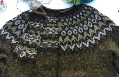 Tricoter un lopapeysa... comment transformer un pull en cardigan ?