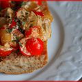 Bruschetta croustillante tomate cerise/oignons confits/chèvre Sainte-maure-de-touraine/basilic