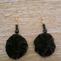 Les boucles d'oreilles yoyo en satin noir.